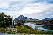 Le isole Lofoten Norvegia. In bici verso Henningsvaer (Austvagoya), lo Storvagan, l'immenso blocco di granito del Vagekallen  visibile anche da qui.